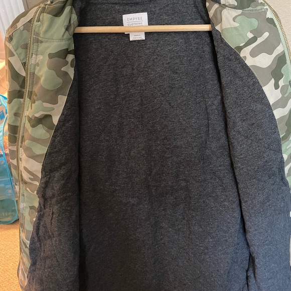 Boys jacket with hood. Size small - Picture 3 of 3